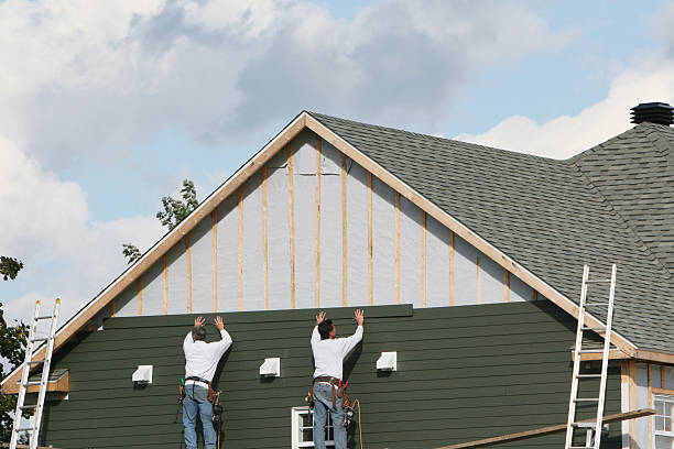 Professional Siding Installation technician working in Medina, TX
